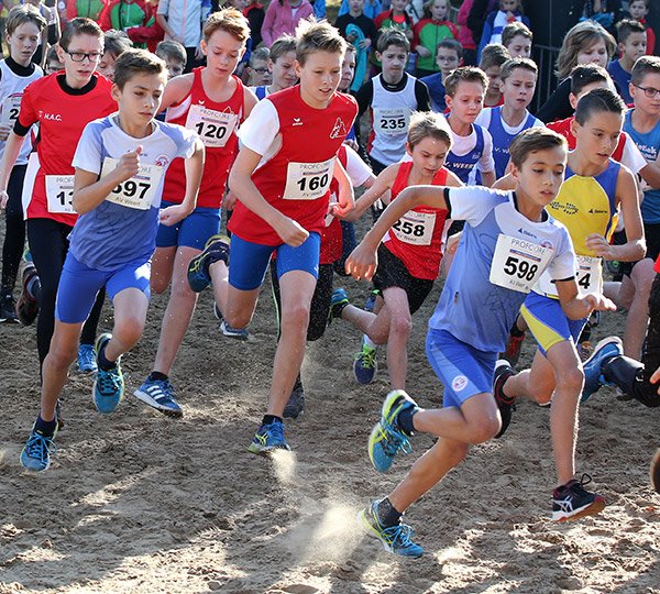 hardlopende kinderen die aan een atletiekcross meedoen