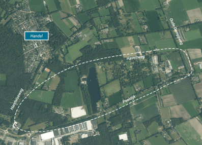 Vergroot afbeelding: luchtfoto van de locatie. Met een witte omlijning is het plangebied aangegeven.