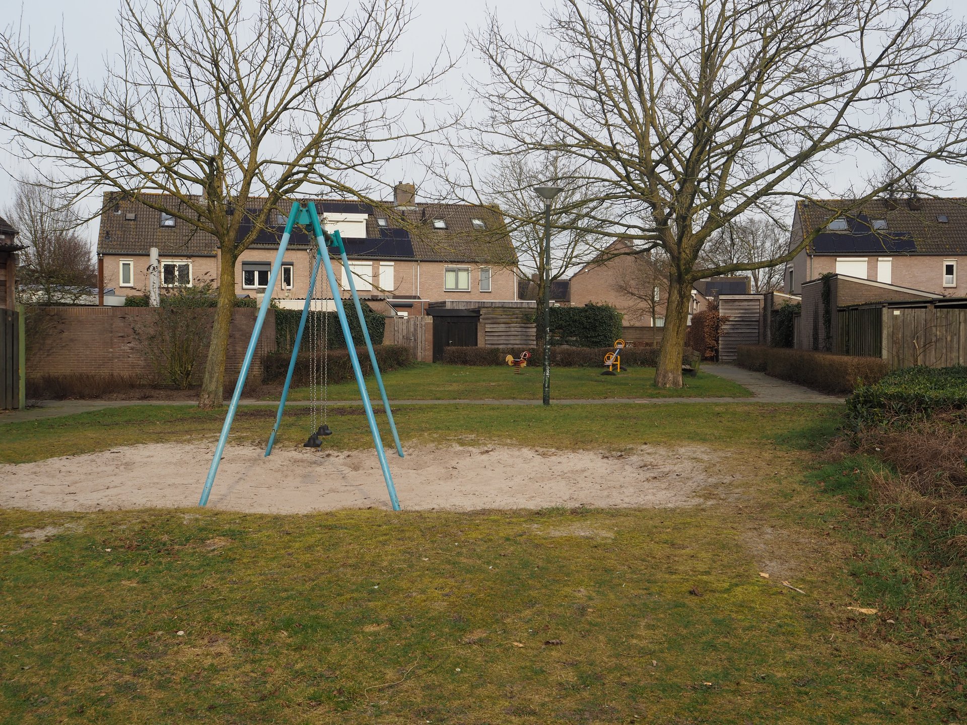 Vergroot afbeelding: aan de linkerkant een schommel met verder naar achteren een wipkip en wipwap