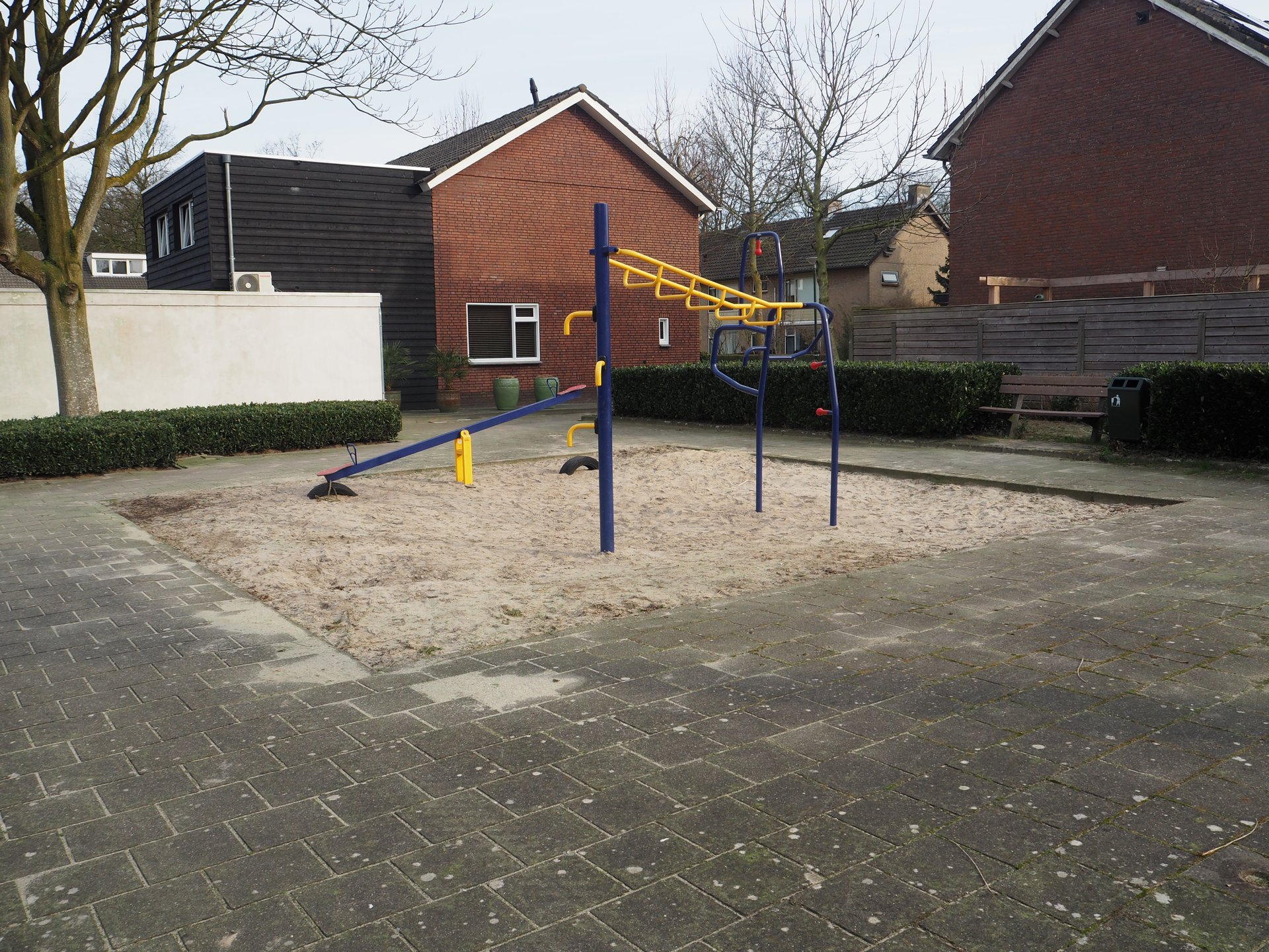 Vergroot afbeelding: een wipwap met daarvoor een klimrek.