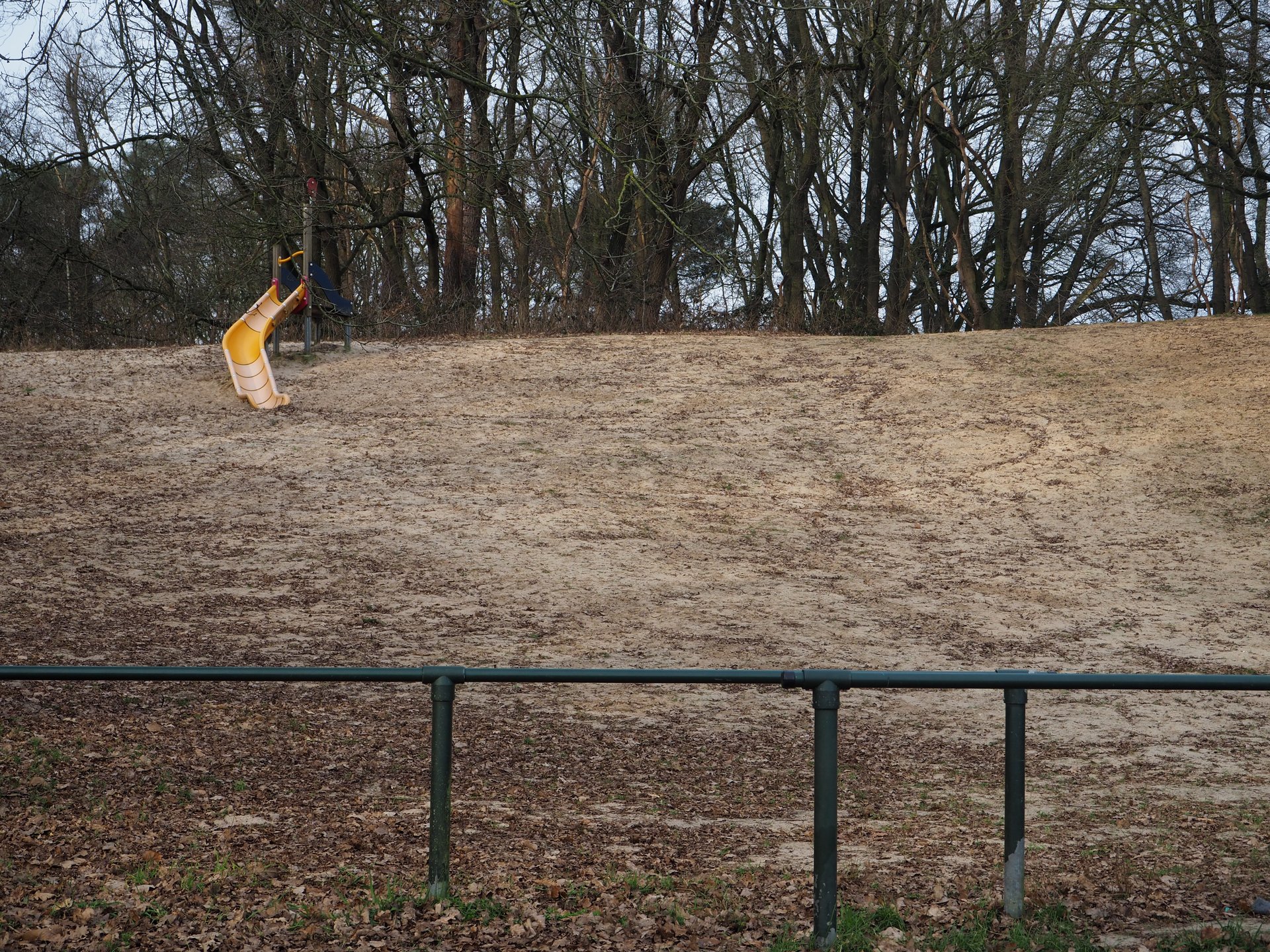 Vergroot afbeelding: zandhelling met bovenaan een glijbaan
