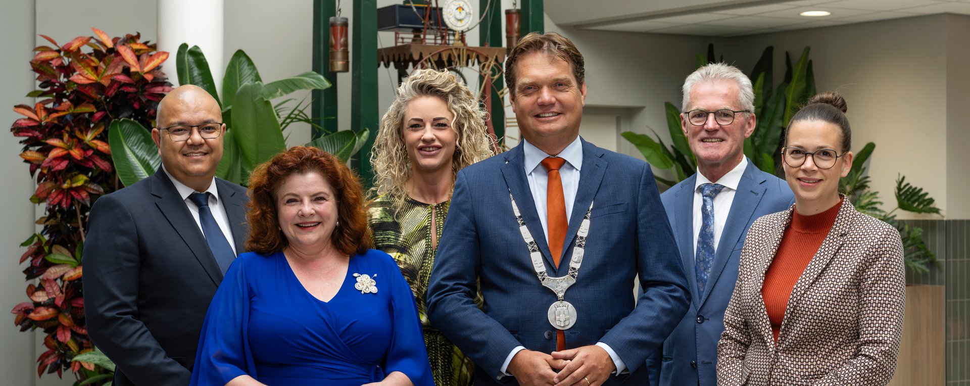 Vergroot afbeelding: van links naar rechts: gemeentesecretaris Fouad Kaboutti, wethouder Wilmie Steeghs, wethouder Hanneke Coppens, burgemeester Michiel van Veen, wethouder Martien Bankers en wethouder Willeke van Zeeland