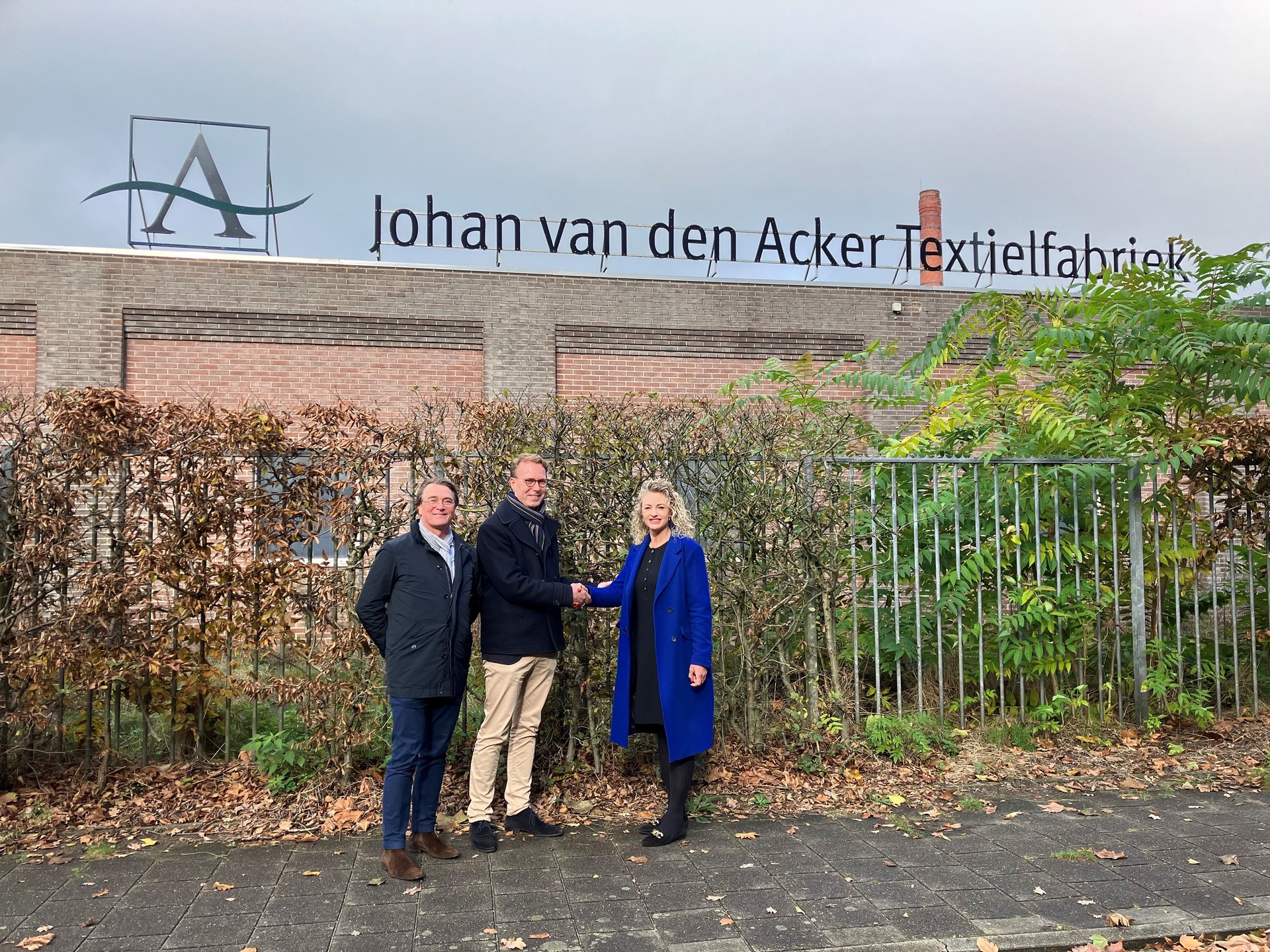 Vergroot afbeelding: afbeelding met daarop Mark, Tony en Hanneke voor het huidige pand van van den Acker Textielfabriek