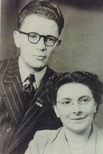 Vergroot afbeelding: een zwart-wit foto van Bernard (links) en Mientje Manders (rechts)