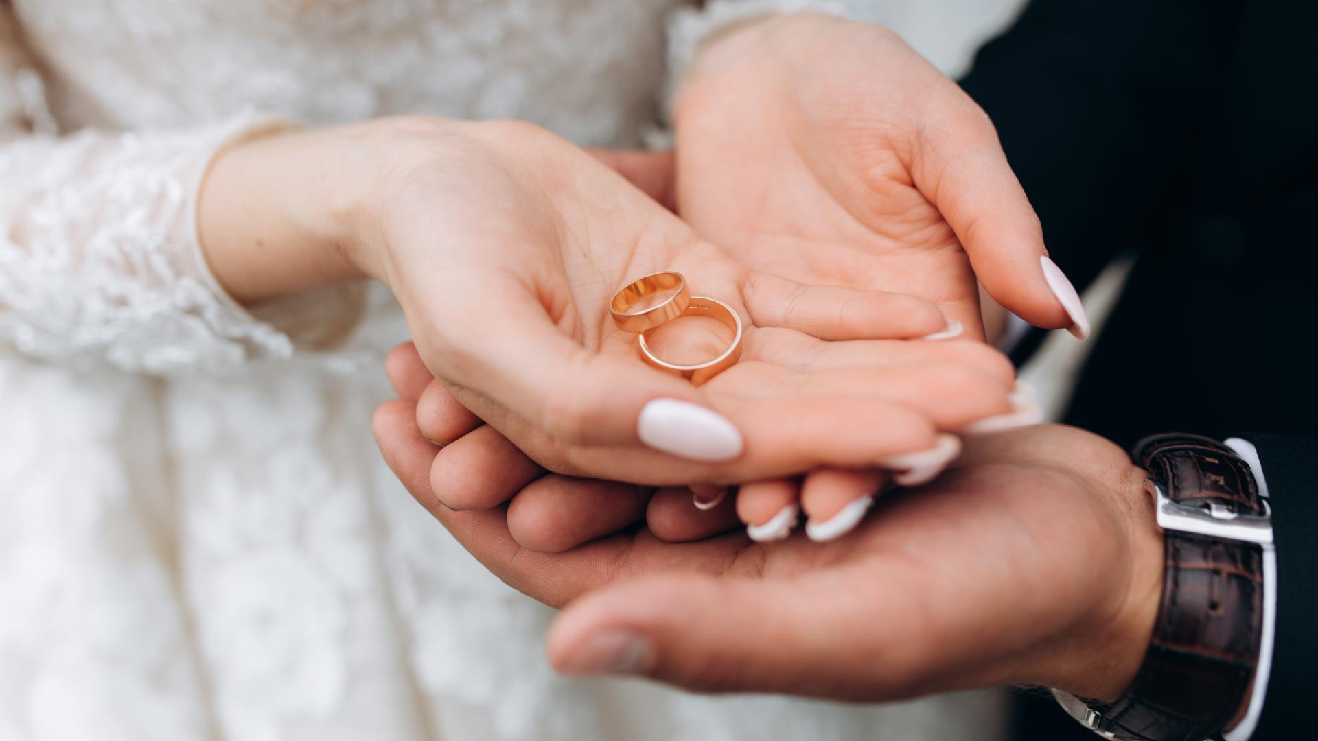 bruid en bruidegom handen met ringen
