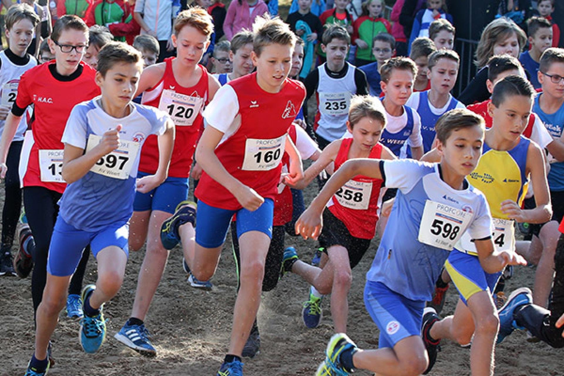hardlopende kinderen die aan een atletiekcross meedoen